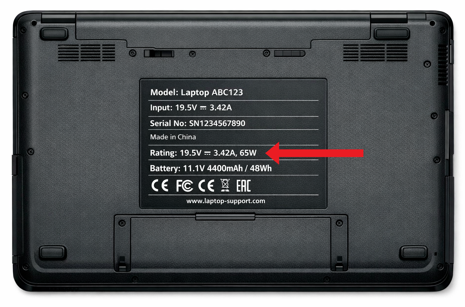 Underside af laptop med mærkat der viser strømspecifikationer – rød pil peger på OUTPUT-værdien